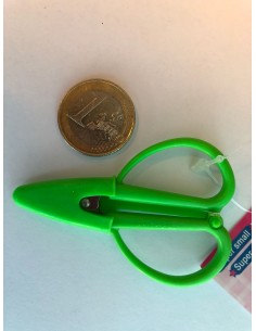 Mini tijera verde de viaje con capuchón de silicona.