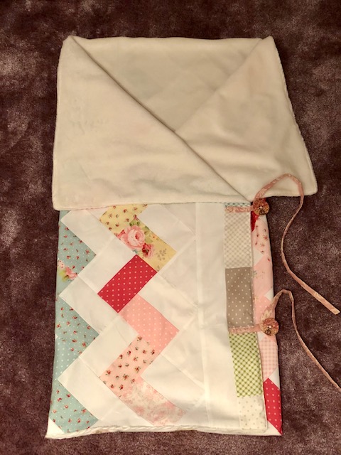 Arrullo de patchwork para bebé con capucha - Fibra Creativa Modern Quilts &  Patchwork